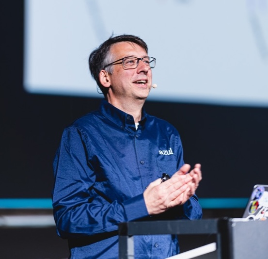 Frank Delporte presenting on stage