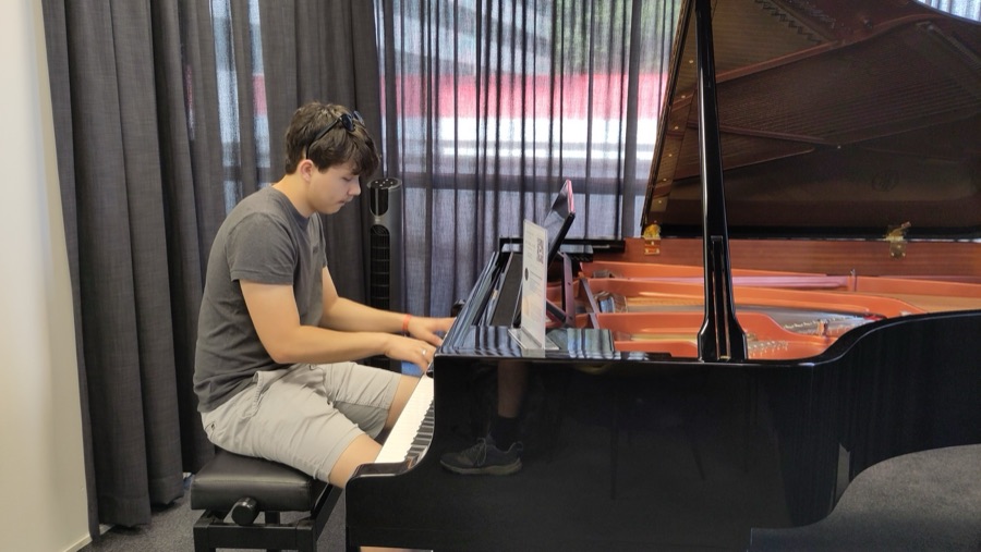 Vik Delporte playing a grand piano